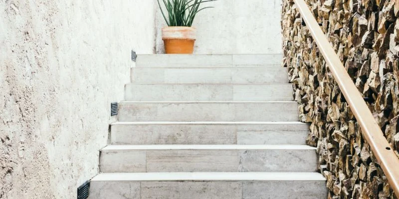 10 Cara Pasang Keramik Tangga yang Estetik dan Aman